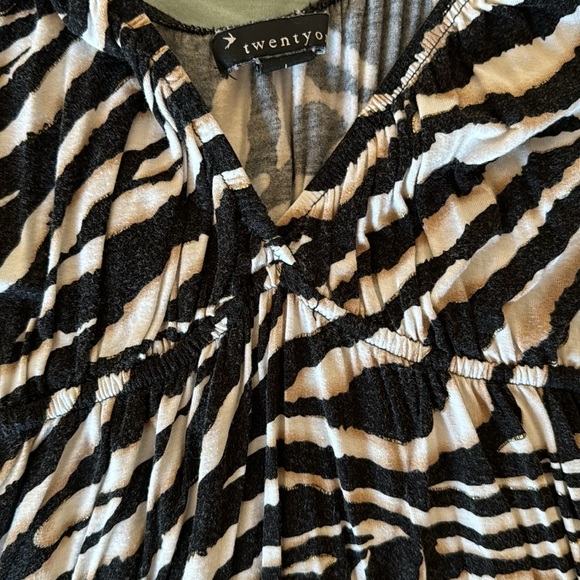 Forever 21 zebra dress/beach, cover-up size large - Picture 6 of 6